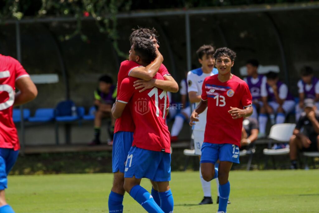 Rojos se aferran en el 9no para vencer 4-3 a Cerveceros; acortan diferencia  a medio juego - San Diego Union-Tribune en Español